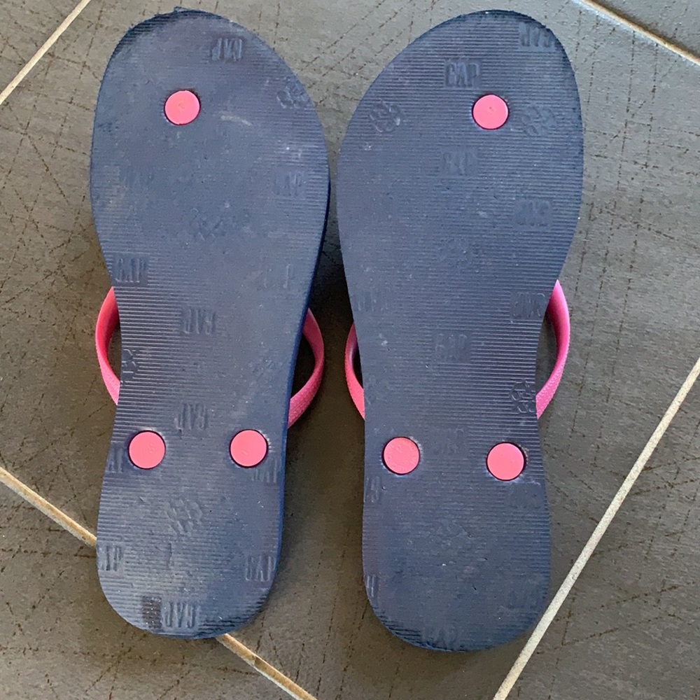 GAP Flip Flops - Picture 2 of 2